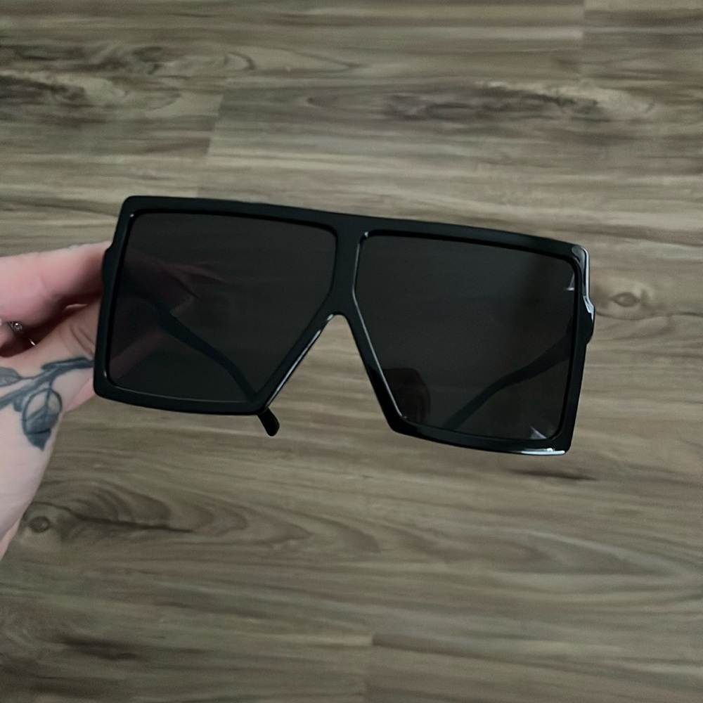 Large lens black sun glasses